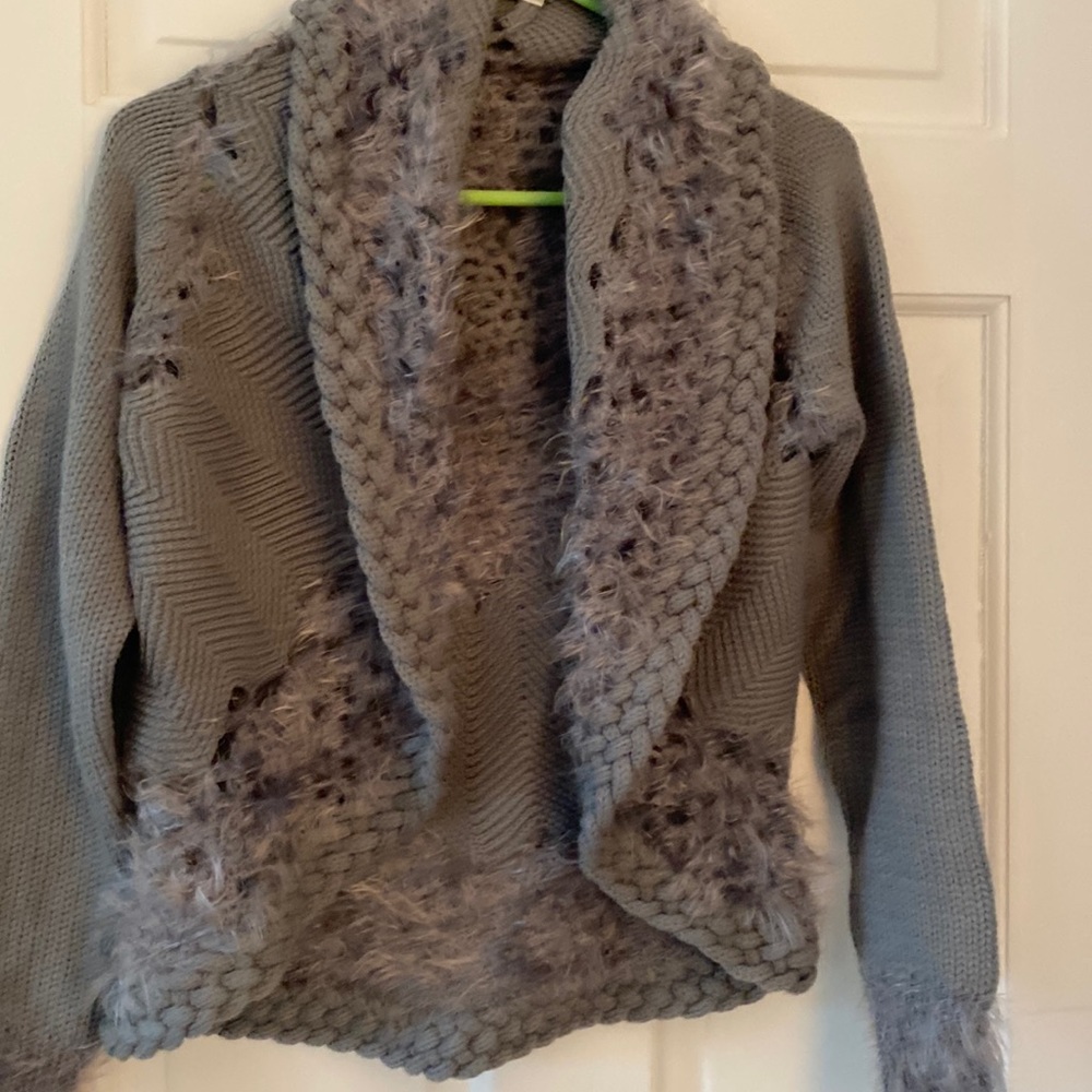 Gray short sweater